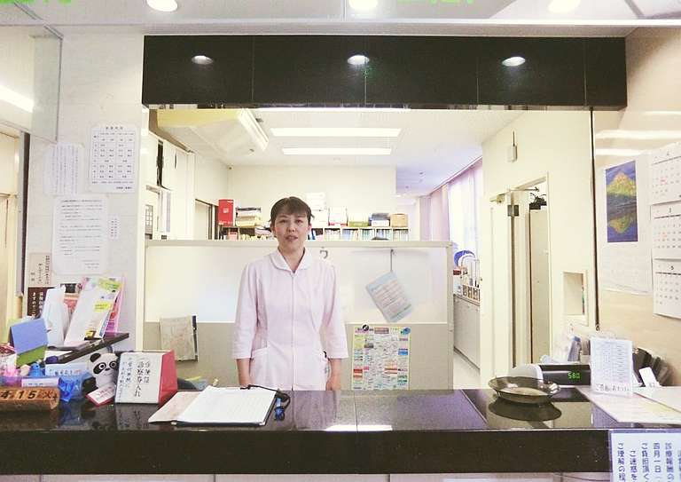 受付職員 近影